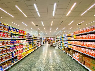 À l'intérieur d'un supermarché : vue des rayons