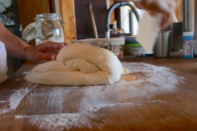On met en forme le pain à l'aide de la corne.