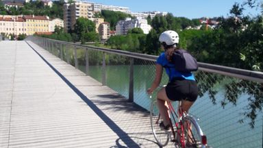 Une amie, Sophie, franchit un pont sur le Rhône, à vélo. C'est parti pour 35 km.